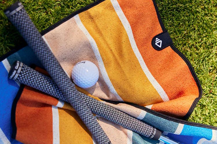 Recycled golf quick-dry towel for sustainable corporate gift and swag